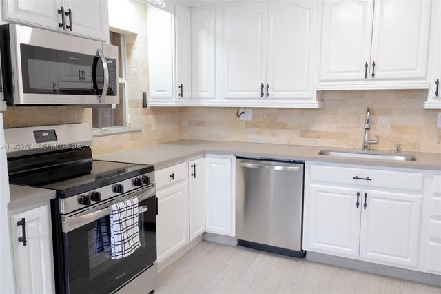 5464 NE 3rd Ave, Oakland Park, FL 33334