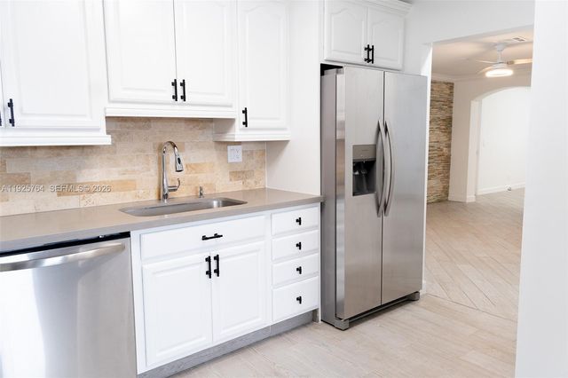 5464 NE 3rd Ave, Oakland Park, FL 33334