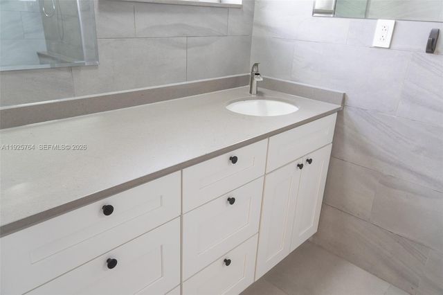 5464 NE 3rd Ave, Oakland Park, FL 33334