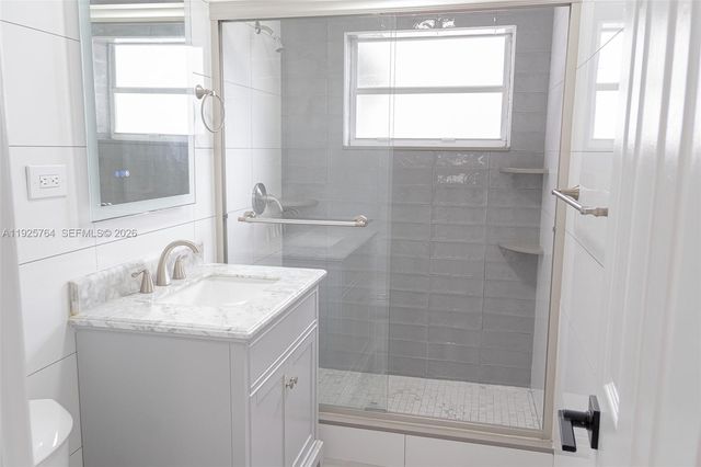 5464 NE 3rd Ave, Oakland Park, FL 33334