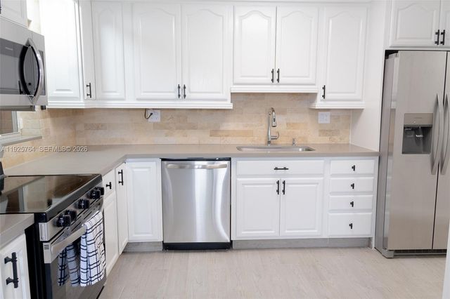 5464 NE 3rd Ave, Oakland Park, FL 33334