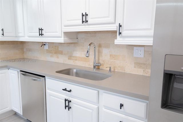 5464 NE 3rd Ave, Oakland Park, FL 33334