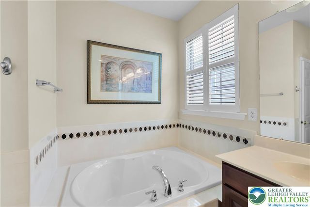 2088 Kingsview Road, Lower Macungie Twp, PA 18062