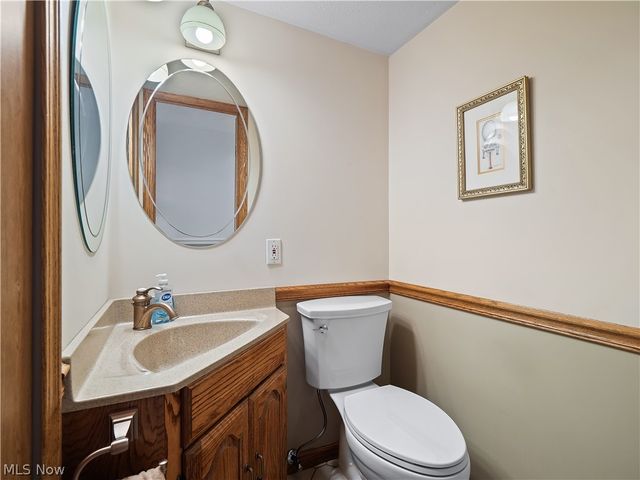 1044 Joy Oval, Seven Hills, OH 44131