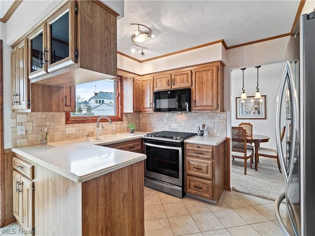 1044 Joy Oval, Seven Hills, OH 44131