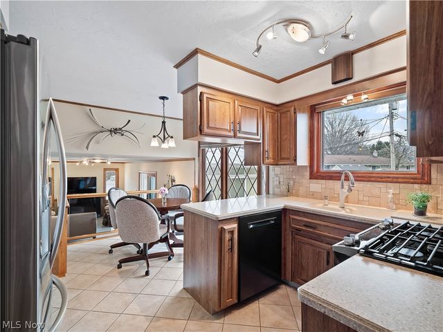 1044 Joy Oval, Seven Hills, OH 44131