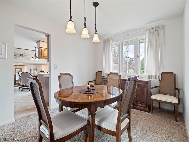 1044 Joy Oval, Seven Hills, OH 44131