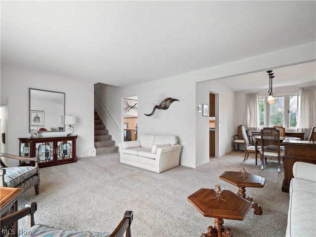 1044 Joy Oval, Seven Hills, OH 44131