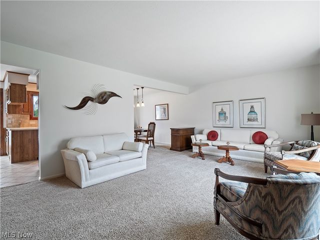 1044 Joy Oval, Seven Hills, OH 44131