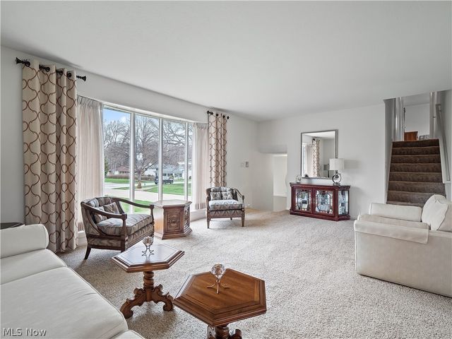 1044 Joy Oval, Seven Hills, OH 44131