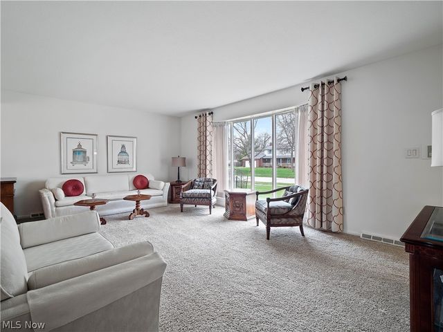 1044 Joy Oval, Seven Hills, OH 44131