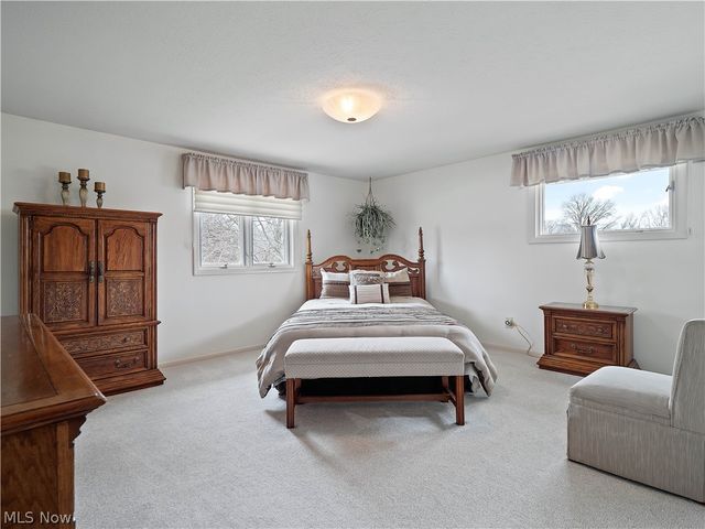 1044 Joy Oval, Seven Hills, OH 44131