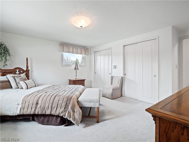 1044 Joy Oval, Seven Hills, OH 44131