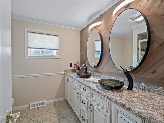 1044 Joy Oval, Seven Hills, OH 44131