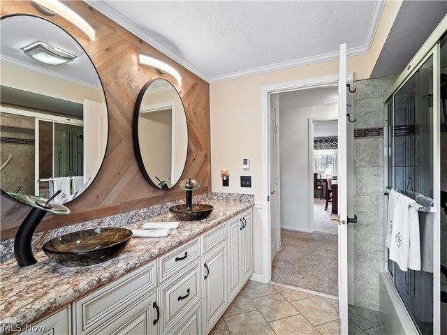 1044 Joy Oval, Seven Hills, OH 44131