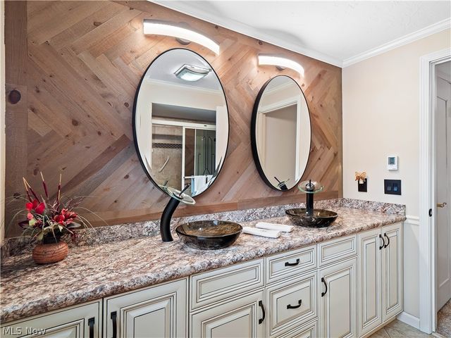 1044 Joy Oval, Seven Hills, OH 44131