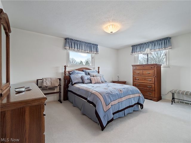 1044 Joy Oval, Seven Hills, OH 44131