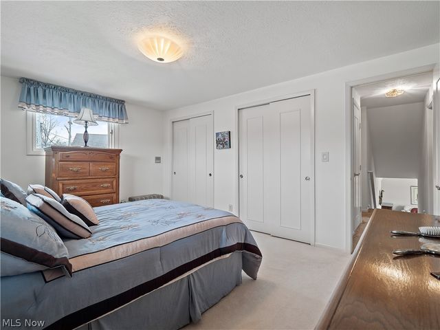 1044 Joy Oval, Seven Hills, OH 44131