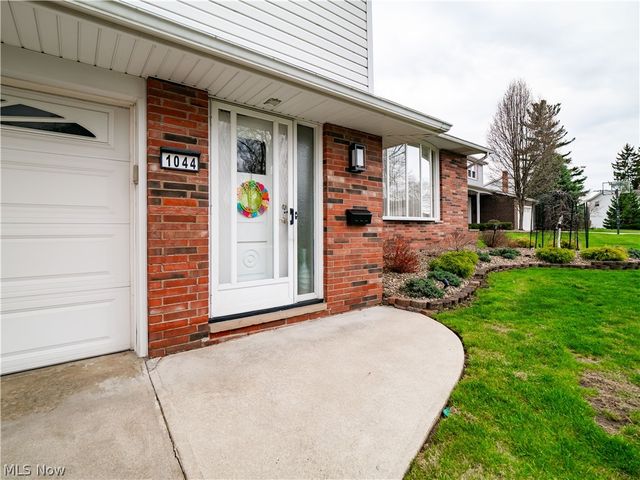 1044 Joy Oval, Seven Hills, OH 44131