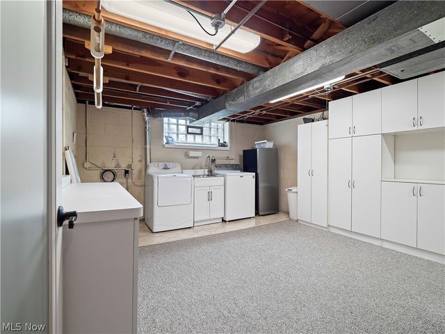 1044 Joy Oval, Seven Hills, OH 44131