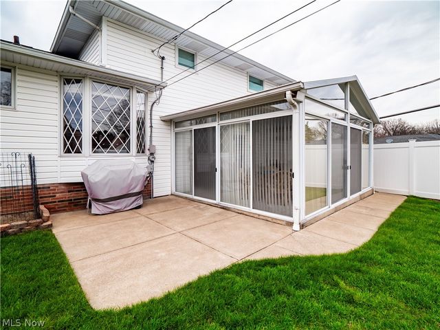 1044 Joy Oval, Seven Hills, OH 44131