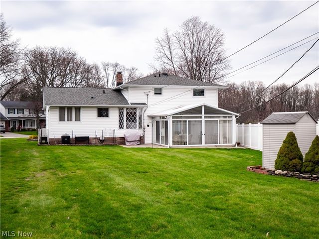 1044 Joy Oval, Seven Hills, OH 44131