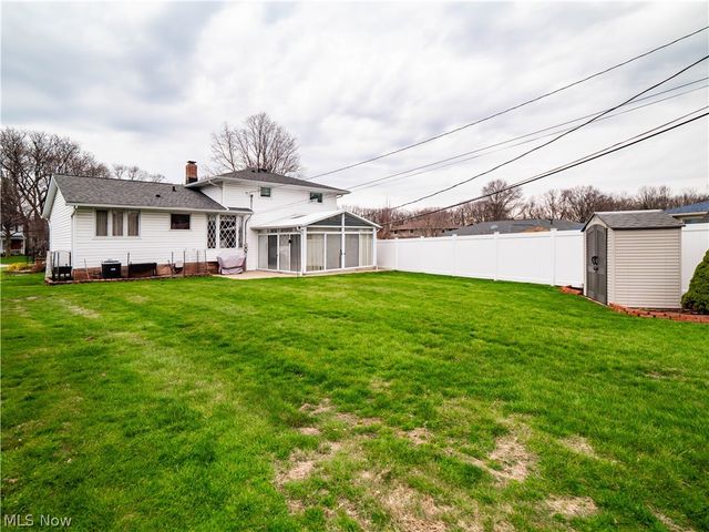 1044 Joy Oval, Seven Hills, OH 44131