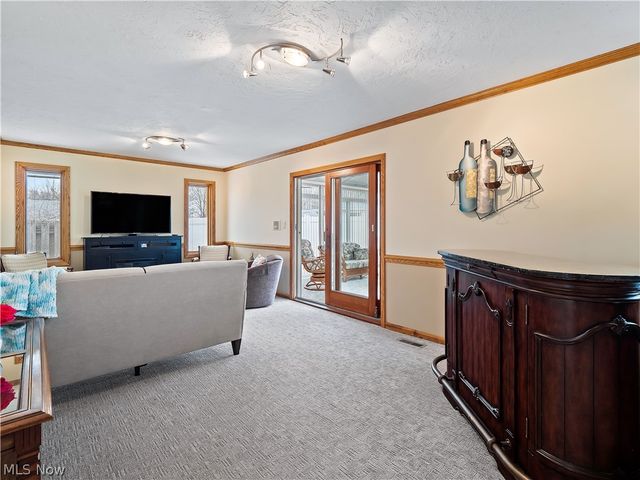 1044 Joy Oval, Seven Hills, OH 44131