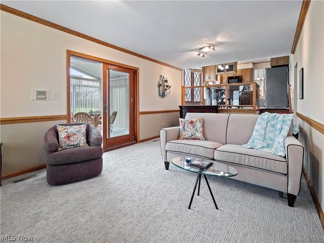 1044 Joy Oval, Seven Hills, OH 44131