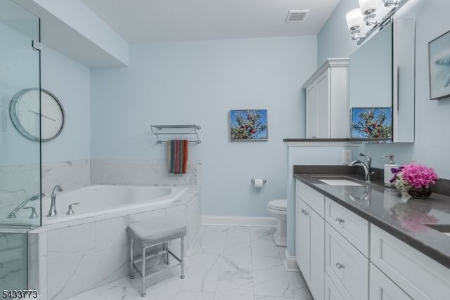 1 Ebersohl Cir, Readington Twp., NJ 08889