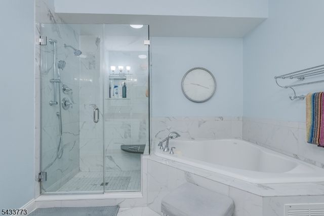 1 Ebersohl Cir, Readington Twp., NJ 08889