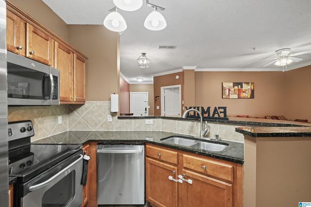 303 Sterling Oaks Dr Unit 303, Hoover, AL 35244