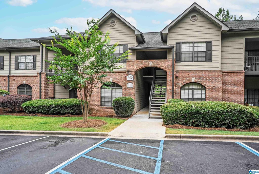 303 Sterling Oaks Dr Unit 303, Hoover, AL 35244