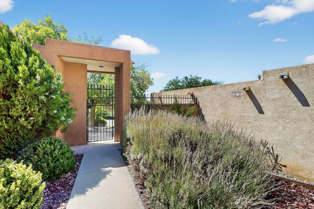 10433 Camino Del Oso NE, Albuquerque, NM 87111