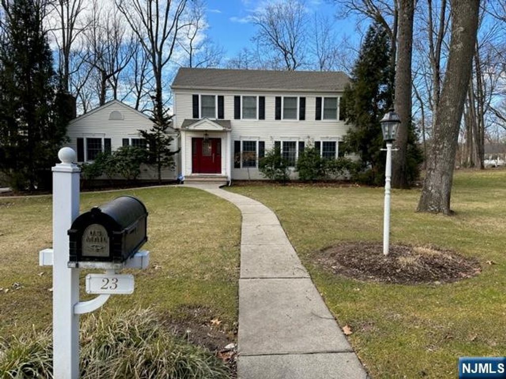 23 Deerhorn Trail, Upper Saddle River, NJ 07458