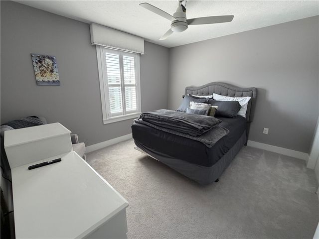 211 Settlers Ct, Peters Twp, PA 15367