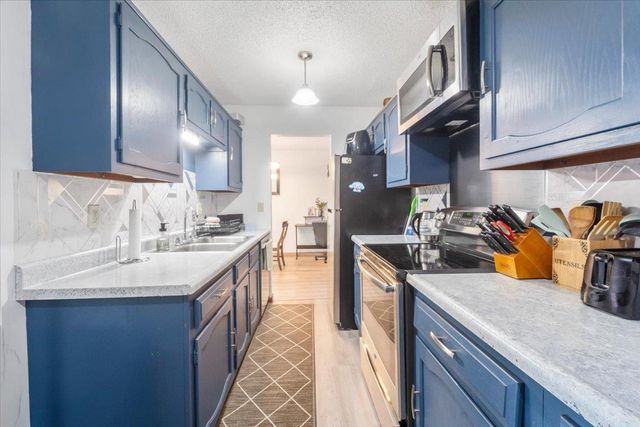 4236 Kris Line Drive, Waterloo, IA 50701