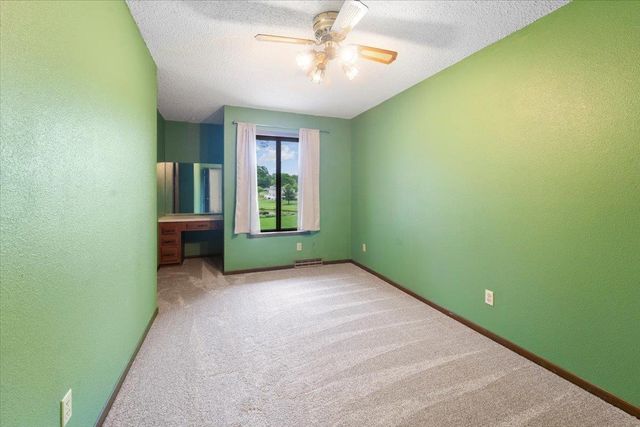4236 Kris Line Drive, Waterloo, IA 50701