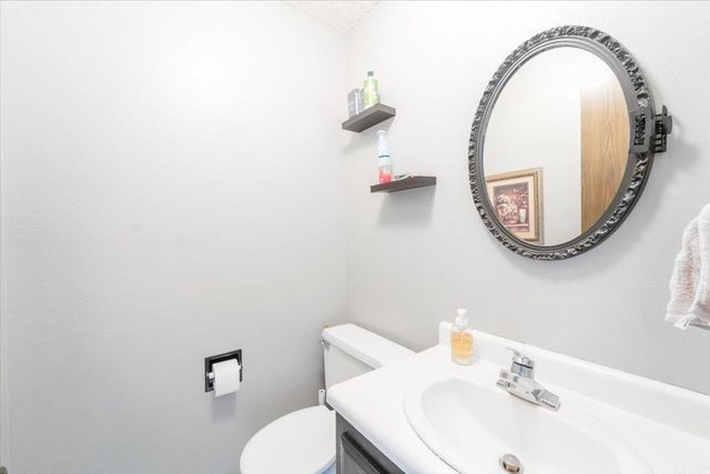 4236 Kris Line Drive, Waterloo, IA 50701