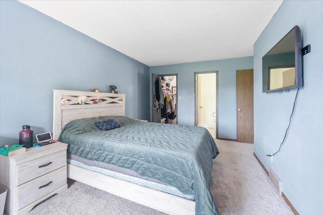 4236 Kris Line Drive, Waterloo, IA 50701