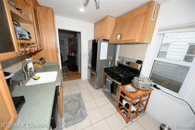 872 E Rowland Avenue, Madison Heights, MI 48071