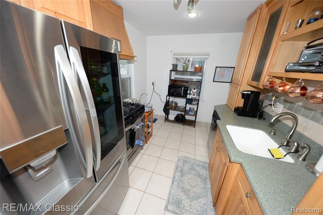 872 E Rowland Avenue, Madison Heights, MI 48071
