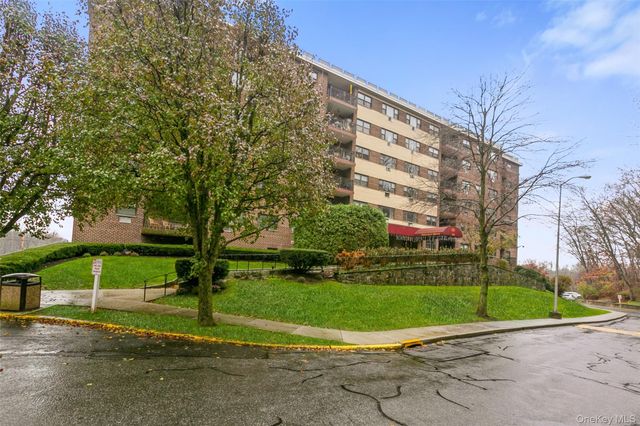 100 Diplomat Drive 8C, Mount Kisco, NY 10549