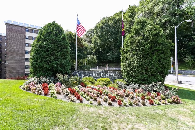100 Diplomat Drive 8C, Mount Kisco, NY 10549