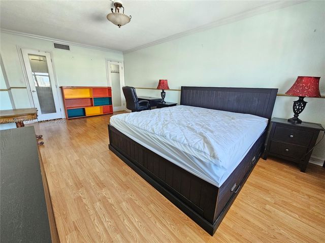 427 Golden Isles Dr 16E, Hallandale Beach, FL 33009