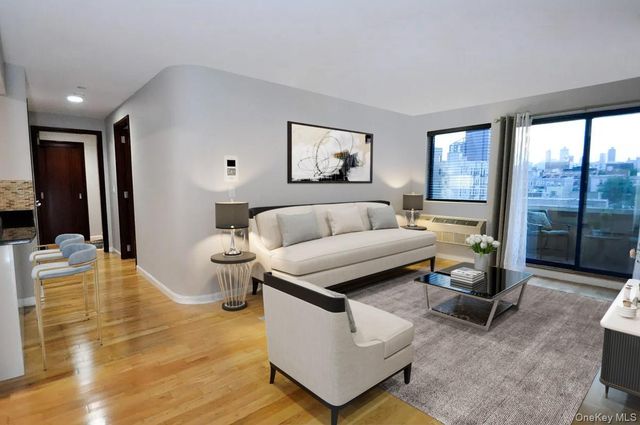 3080 21st Street 4E, Astoria, NY 11102