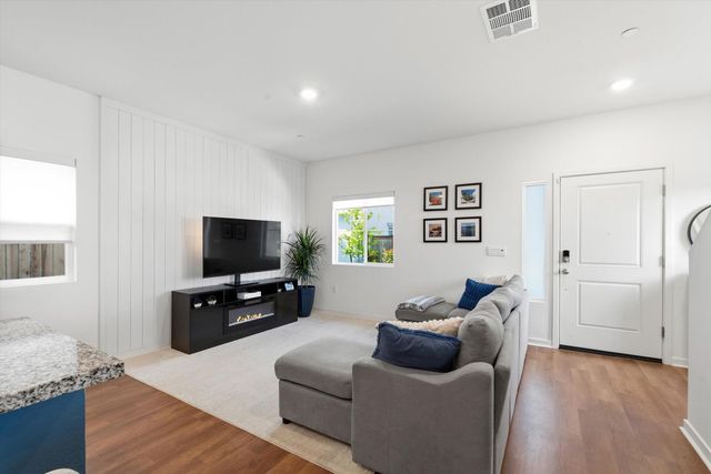 9041 Sausalito Ln, Roseville, CA 95747