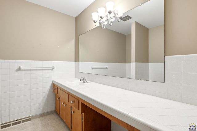1939 SW Belle AVE, Topeka, KS 66604
