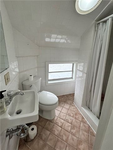 15 Chestnut Street, Newport, RI 02840