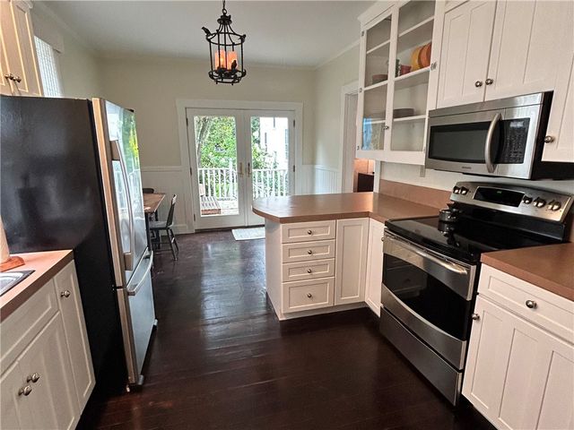 15 Chestnut Street, Newport, RI 02840